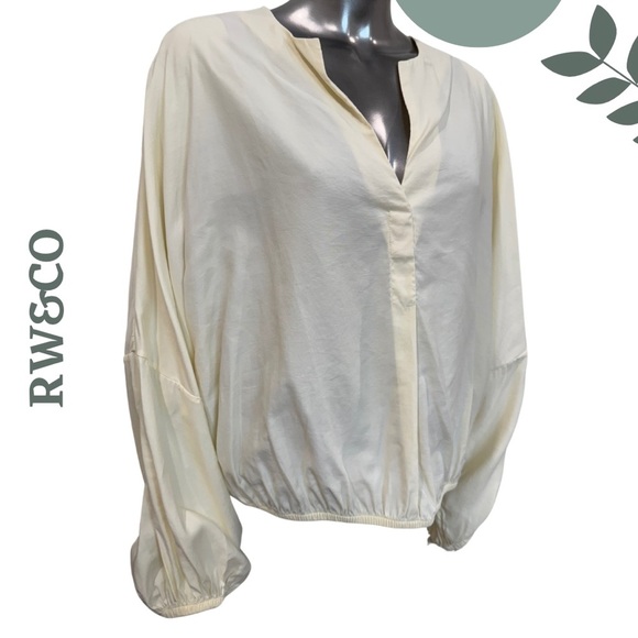 🛍️3/$40 RW&CO Relaxed Fit Long Sleeve V-Neck Top Pale Yellow Blouse Size Medium - Picture 3 of 6